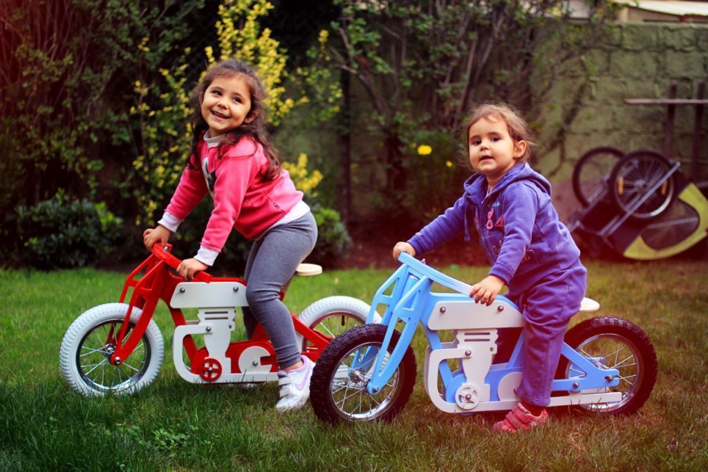 Vélos en bois colorés