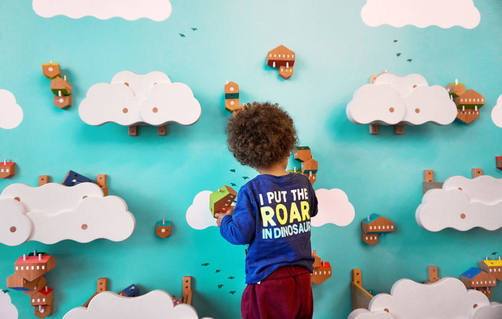 Enfant qui joue avec un jeux de construction en bois